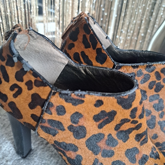 Size 8.5M womens, Banana Republic, leopard print, peep toe heels, Booties - Picture 4 of 11